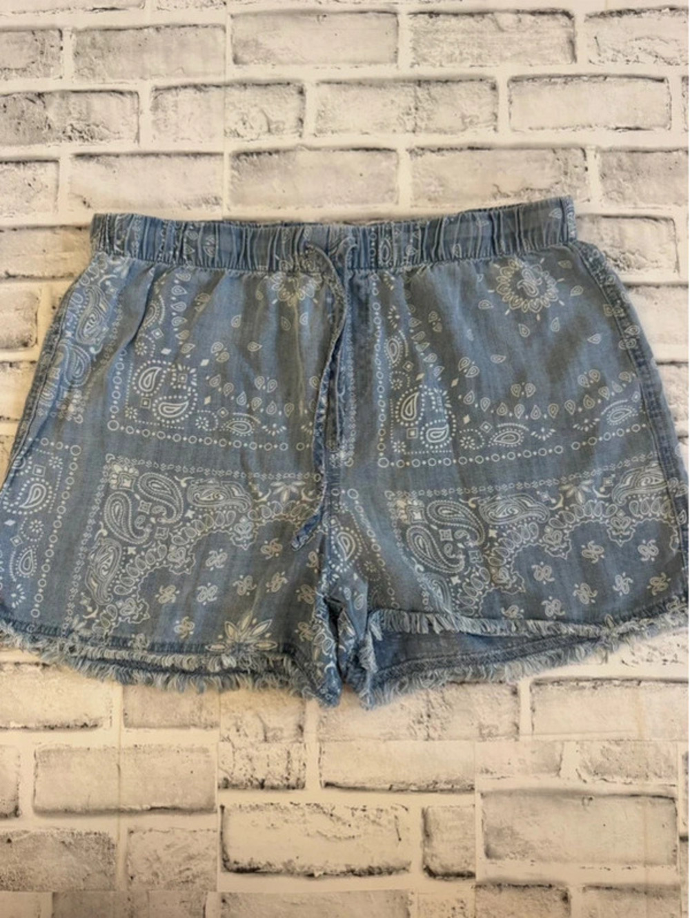 Women’s For the Republic light jean colored pull on shorts Medium